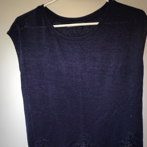 Navy tshirt détails en dentelle au bas - Picture 1 of 2